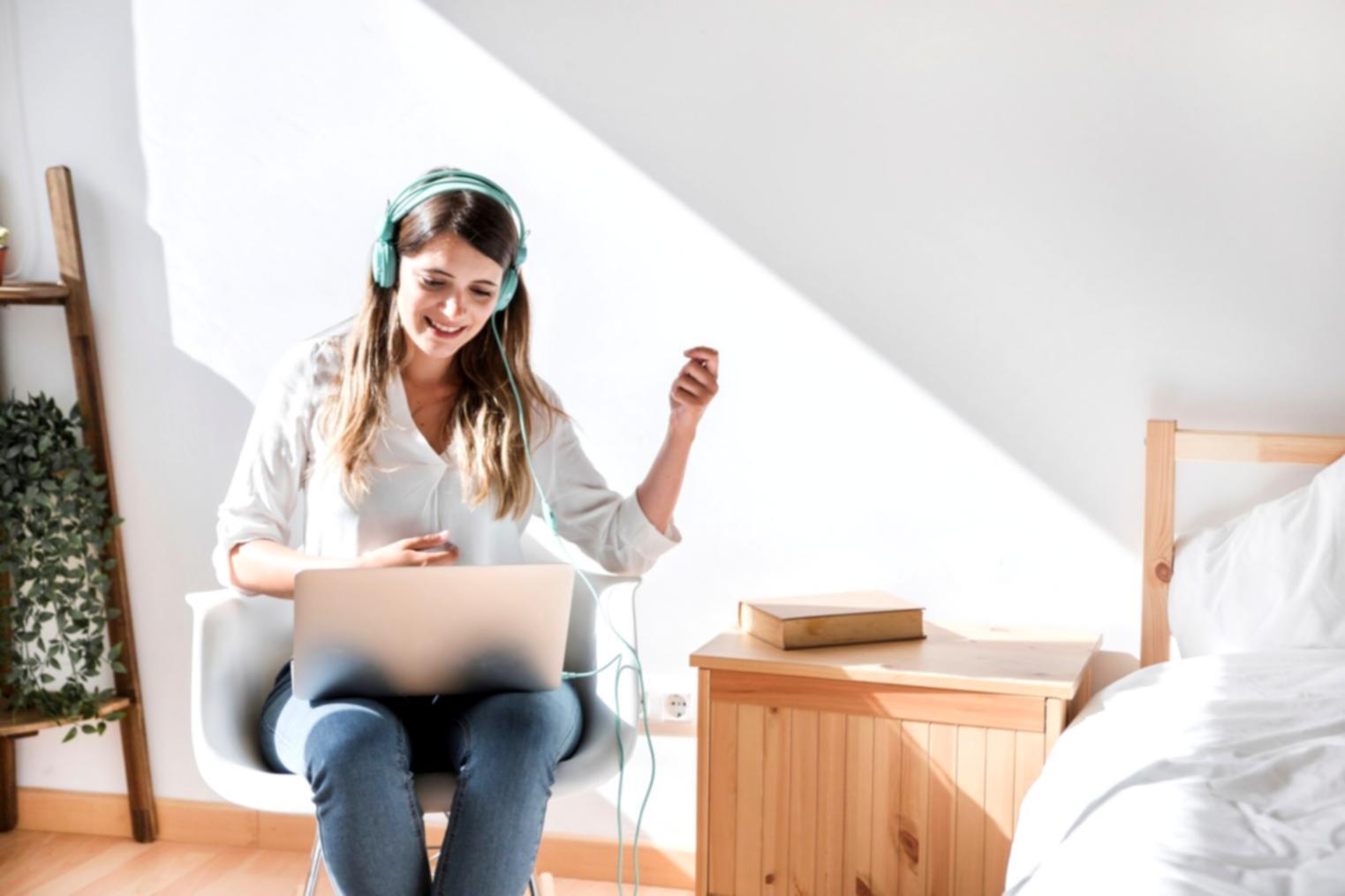 Teilnehmende arbeiten gemeinsam an Budgetplänen während eines Workshop-Moduls